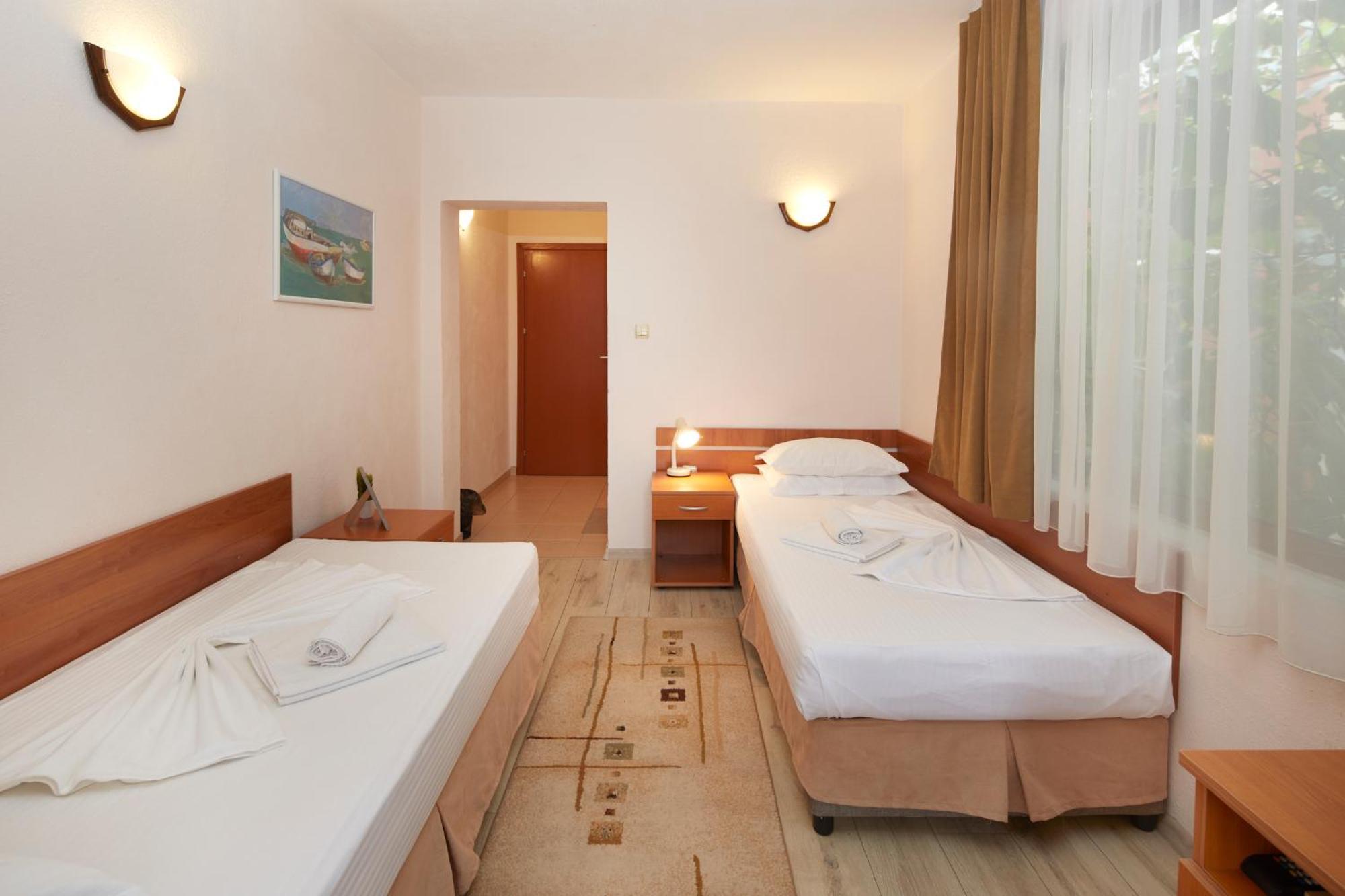 Nirvana Guest House Nesebar Bagian luar foto